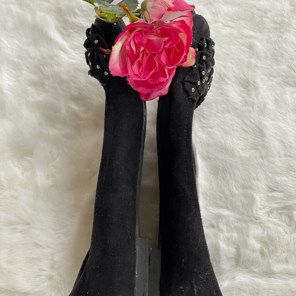 Black Flats with Silver Accented Ruffle bow on top. Good pre owned condition 7.5 - Picture 4 of 4
